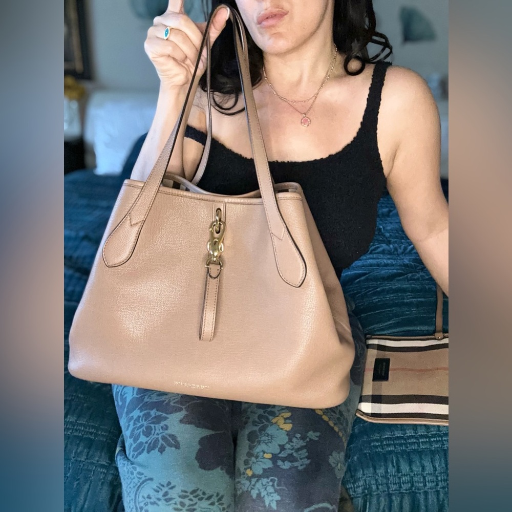 Burberry
Honeybrook Tote Leather Medium - Picture 11 of 13
